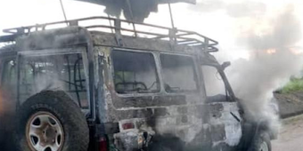 Tourism vehicle set on fire after rebels killing tourists.